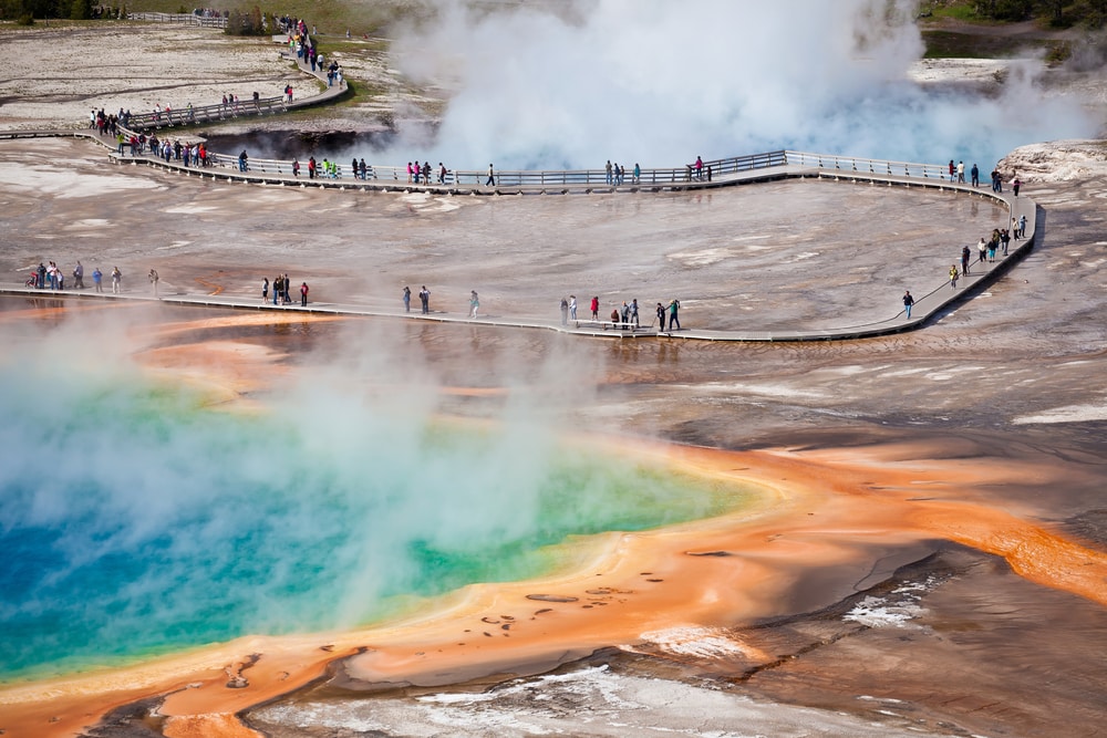 yellowstone-rainbow-geyser