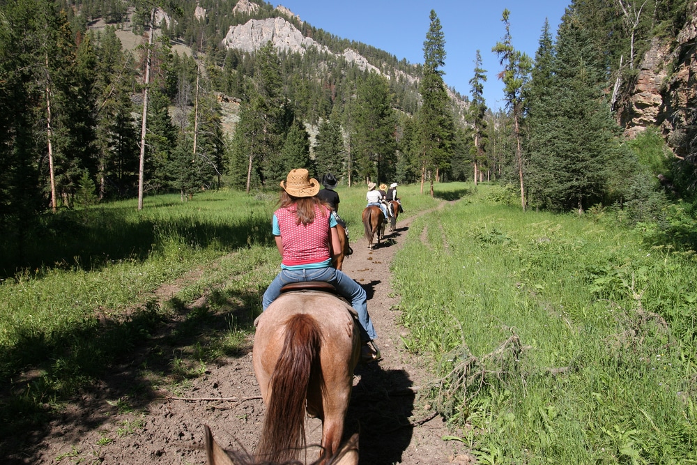 horseback-riding-near-mountains