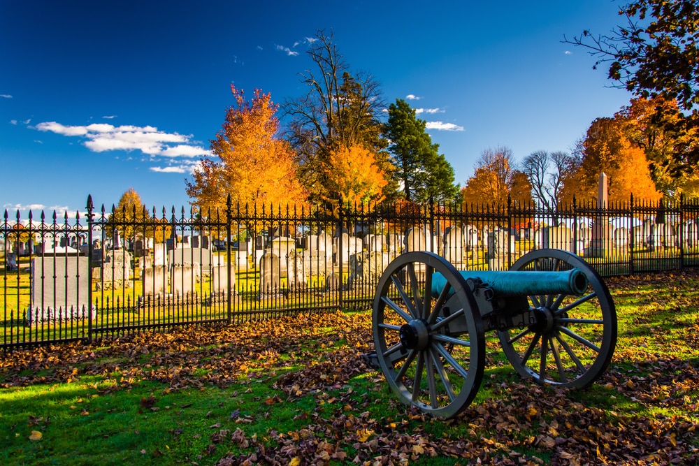 cannon-and-cemetery-at-gettysburg