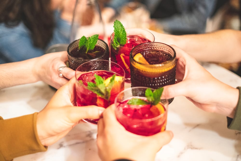 people-cheers-with-sangria
