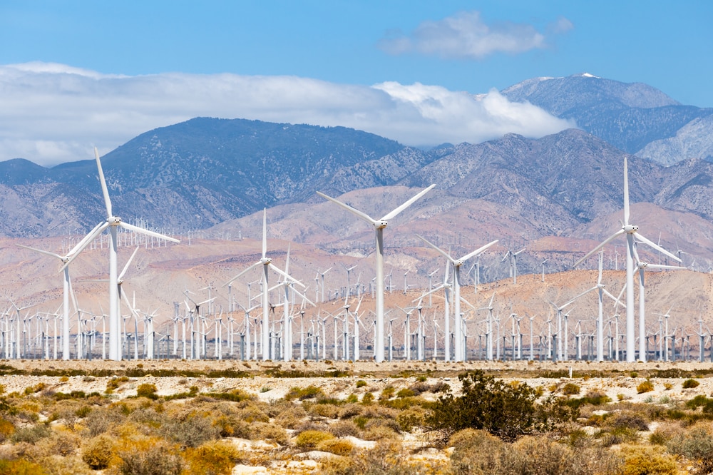 white-windmills-in-palm-springs