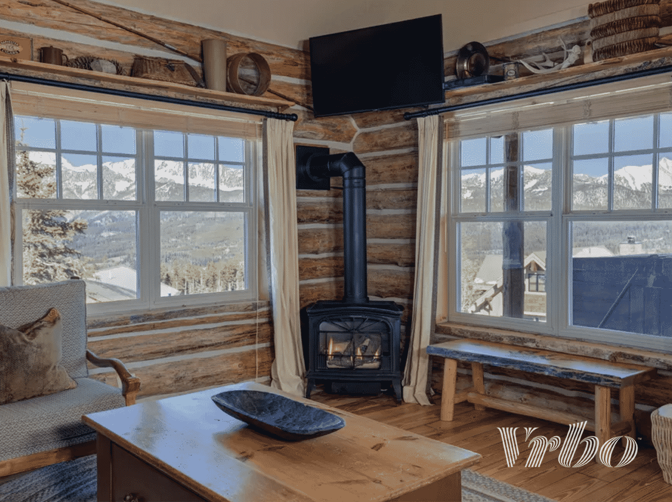 vrbo-big-sky-cabin-living-room
