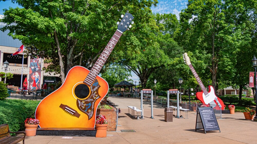 giant-guitars-at-grand-ole-opry